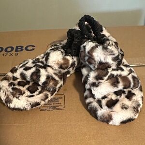 Leopard Print Fuzzy Slippers